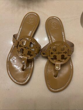 Tory Burch Logo Thong Sandal in Cognac